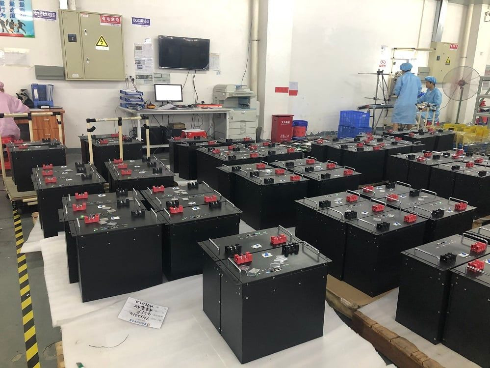 Pinsheng CE zugelassen 48V 10KWH 20KWH 30KWH 40KWH Solarumrichterbatterie 51.2V Stapelbare LiFePO4 Energiespeicherbatterie